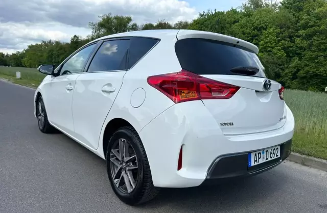 TOYOTA Auris 