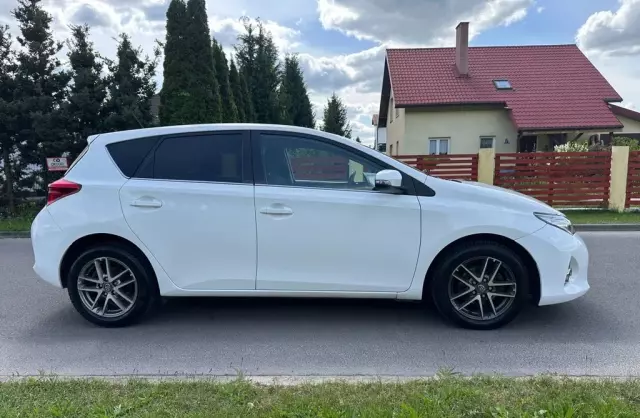 TOYOTA Auris 