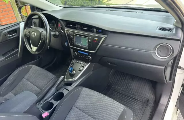 TOYOTA Auris 