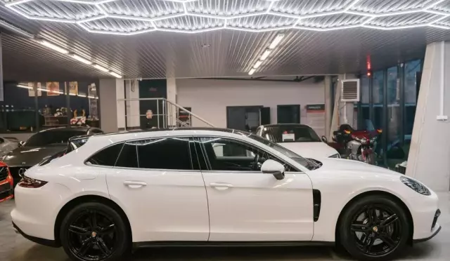 PORSCHE Panamera 