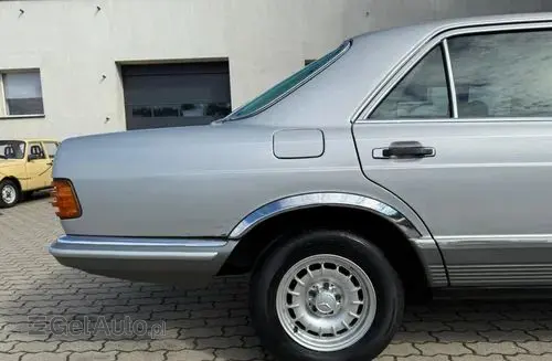 MERCEDES-BENZ W126 