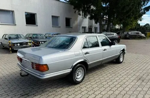 MERCEDES-BENZ W126 