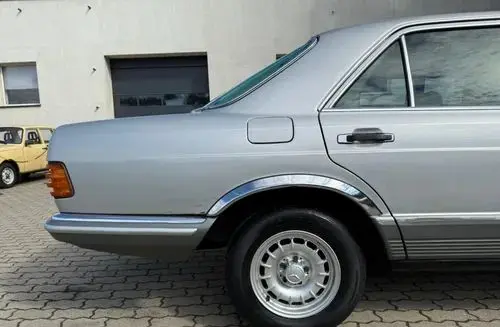 MERCEDES-BENZ W126 