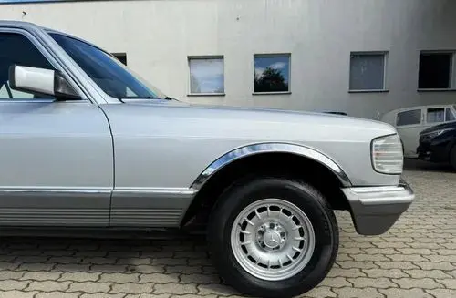 MERCEDES-BENZ W126 