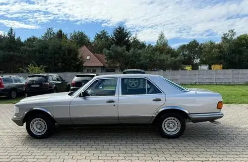 MERCEDES-BENZ W126 