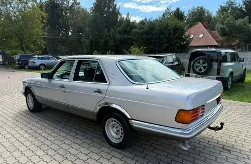 MERCEDES-BENZ W126 