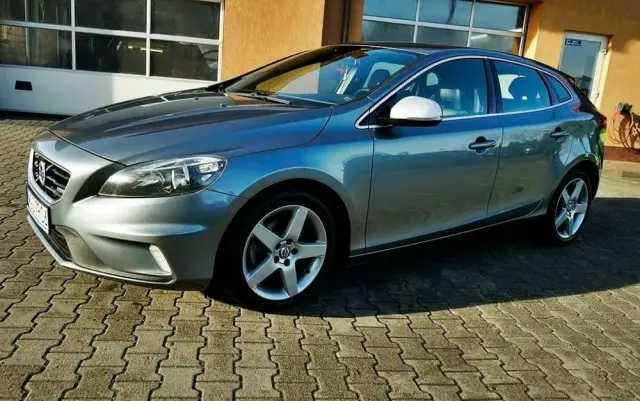VOLVO V40 D2 Base