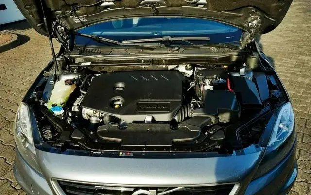 VOLVO V40 D2 Base