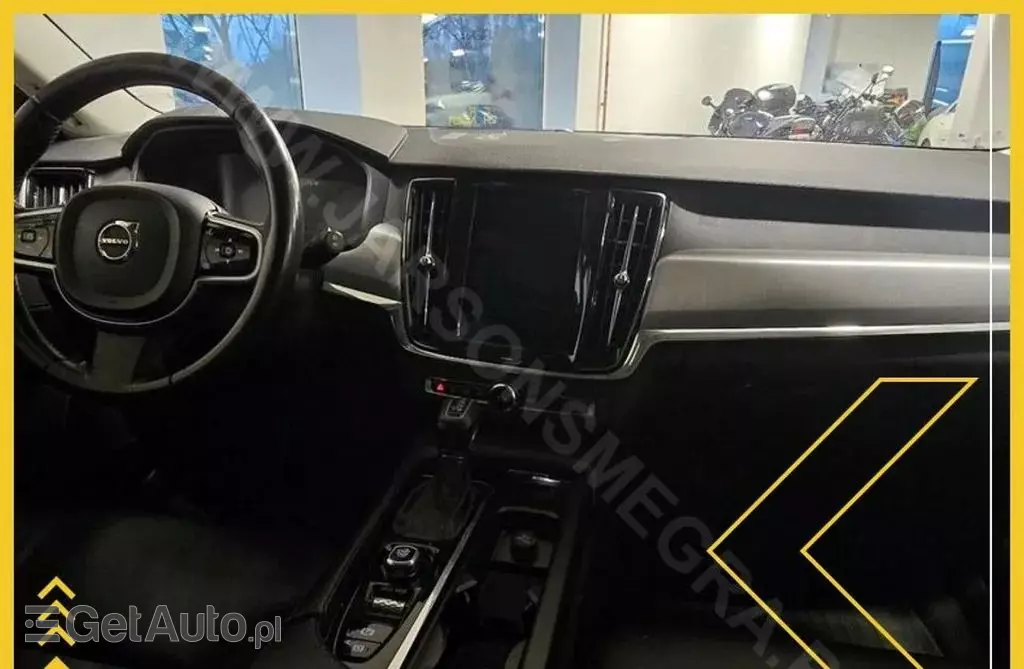 VOLVO V90 