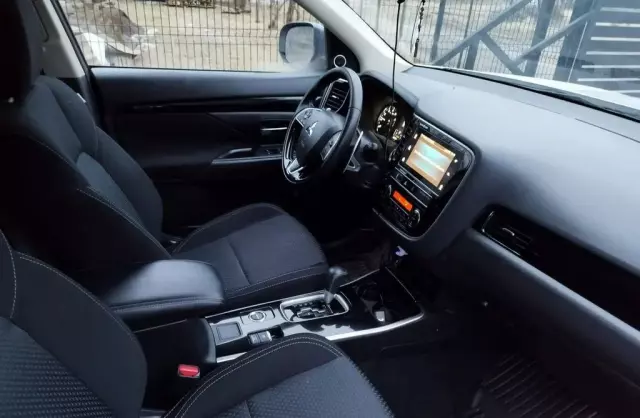 MITSUBISHI Outlander 