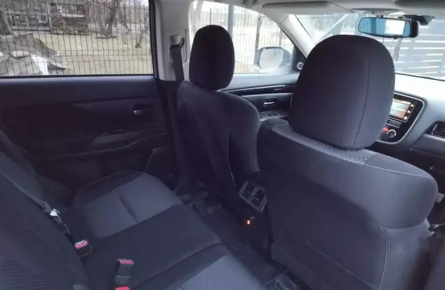 MITSUBISHI Outlander 