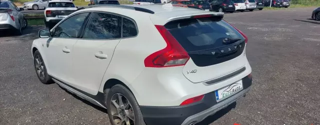VOLVO V40 