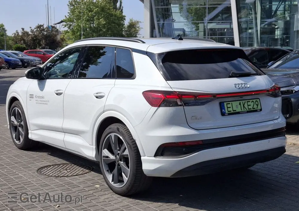 AUDI Q4 e-tron 