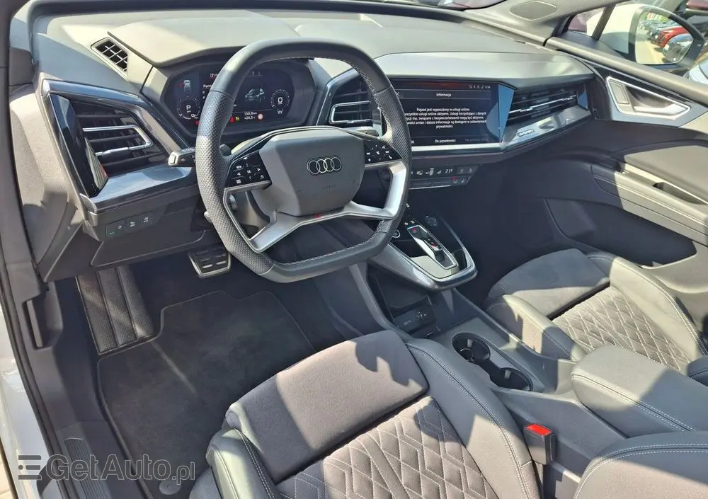 AUDI Q4 e-tron 