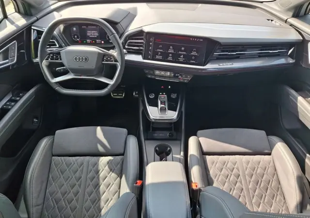 AUDI Q4 e-tron 