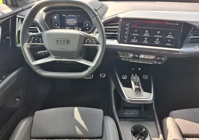 AUDI Q4 e-tron 