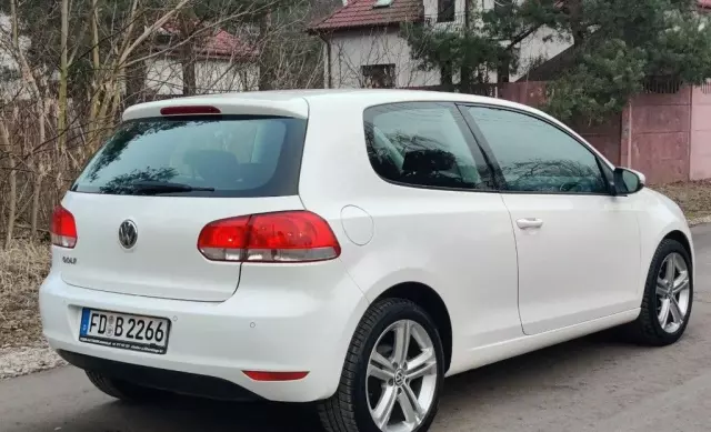VOLKSWAGEN Golf 