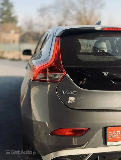 VOLVO V40 