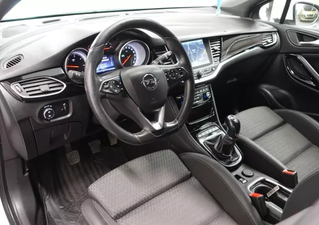 OPEL Astra IV 1.6 CDTI Cosmo