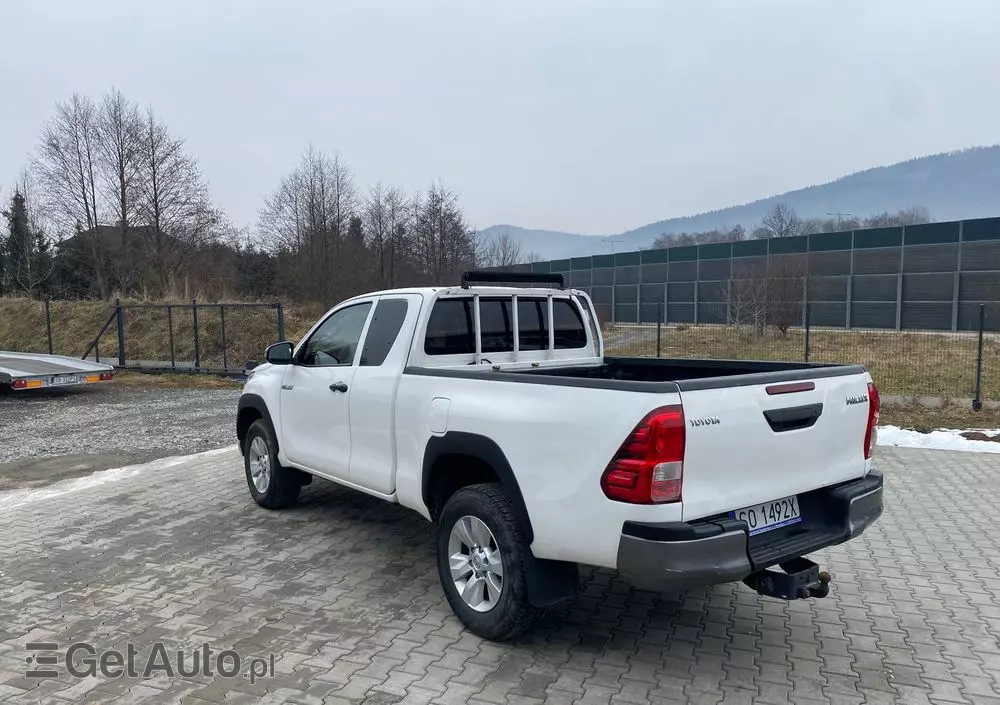TOYOTA Hilux 2.4 D-4D Extra Cab SR 4x4