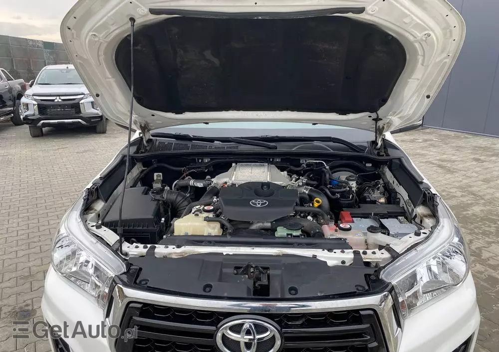 TOYOTA Hilux 2.4 D-4D Extra Cab SR 4x4