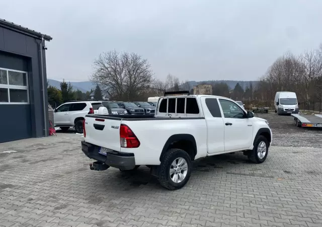 TOYOTA Hilux 2.4 D-4D Extra Cab SR 4x4