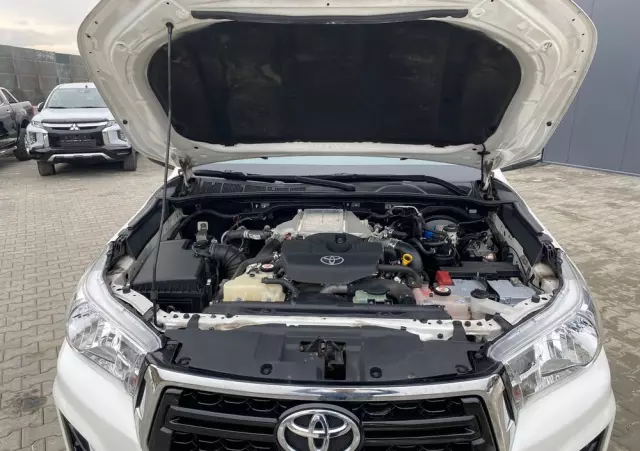 TOYOTA Hilux 2.4 D-4D Extra Cab SR 4x4
