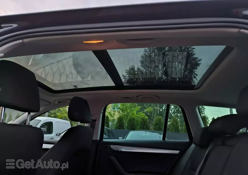 SKODA Octavia Combi 1.6 TDI DSG Premium Edition