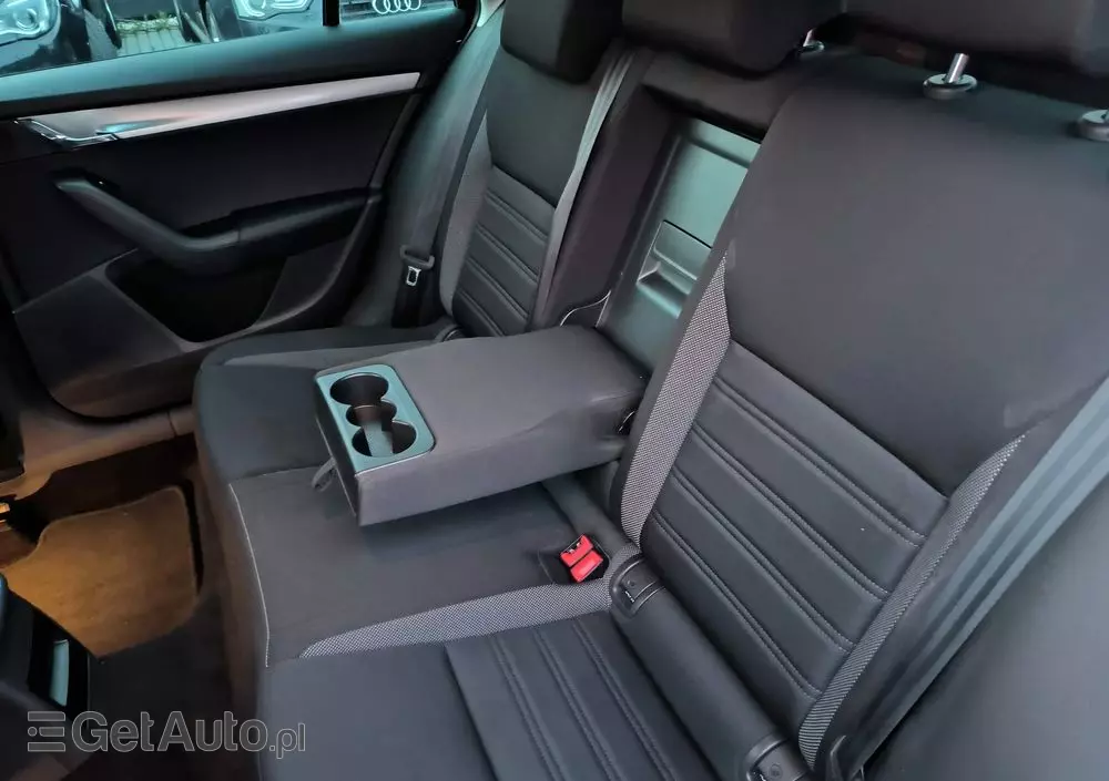 SKODA Octavia Combi 1.6 TDI DSG Premium Edition