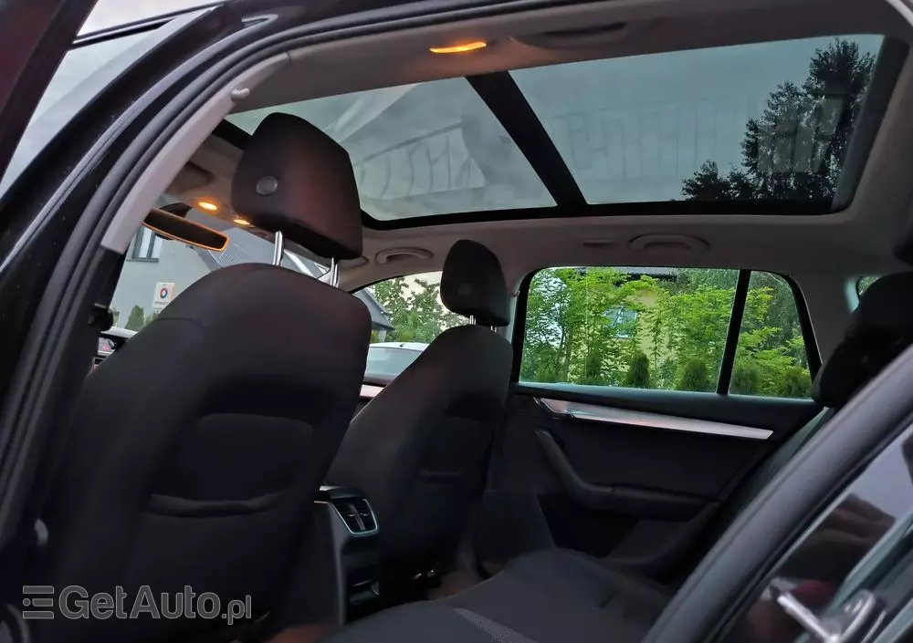 SKODA Octavia Combi 1.6 TDI DSG Premium Edition