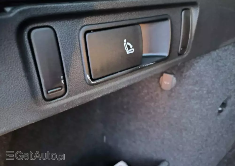 SKODA Octavia Combi 1.6 TDI DSG Premium Edition