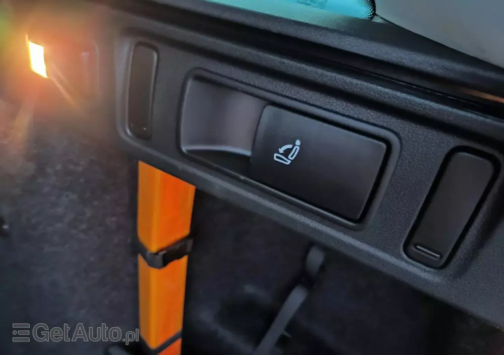 SKODA Octavia Combi 1.6 TDI DSG Premium Edition