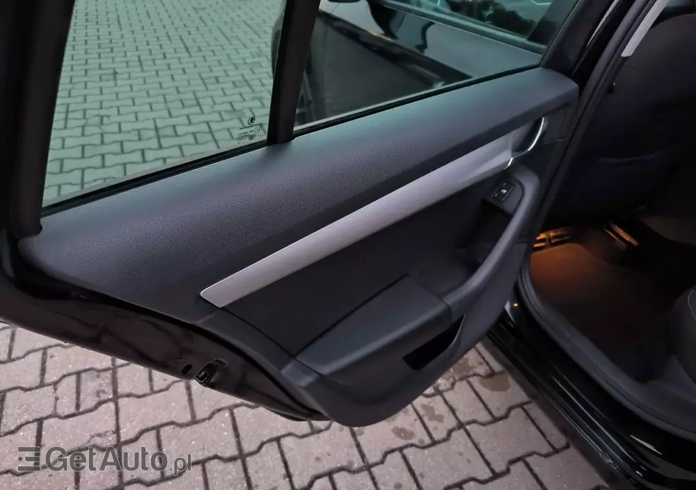 SKODA Octavia Combi 1.6 TDI DSG Premium Edition