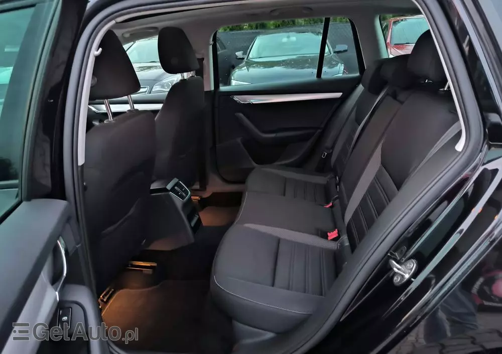 SKODA Octavia Combi 1.6 TDI DSG Premium Edition