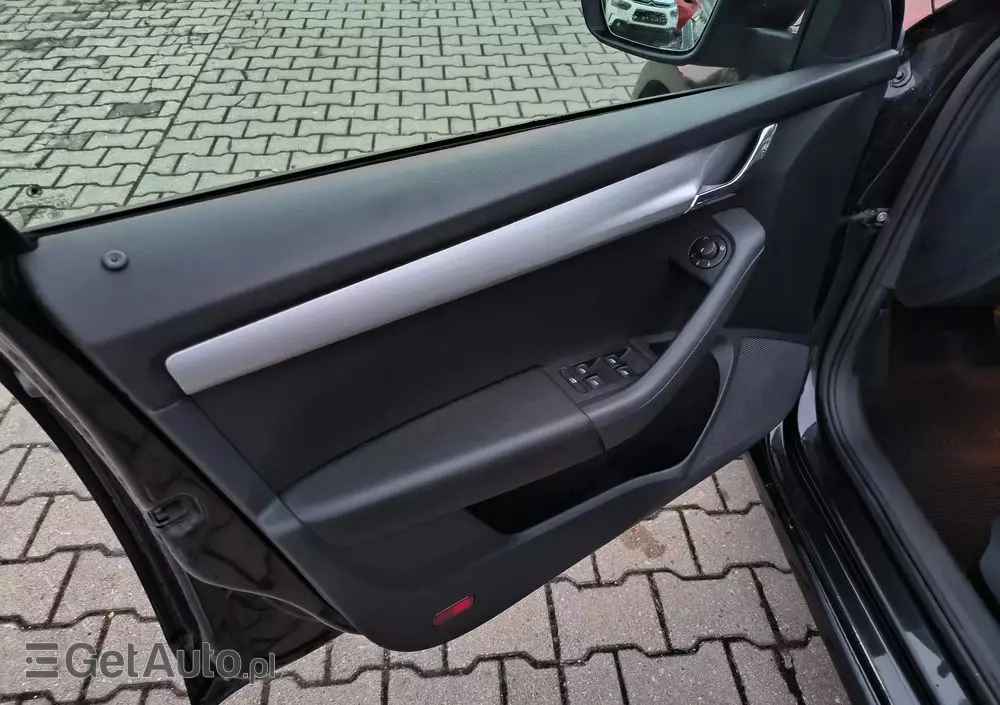 SKODA Octavia Combi 1.6 TDI DSG Premium Edition