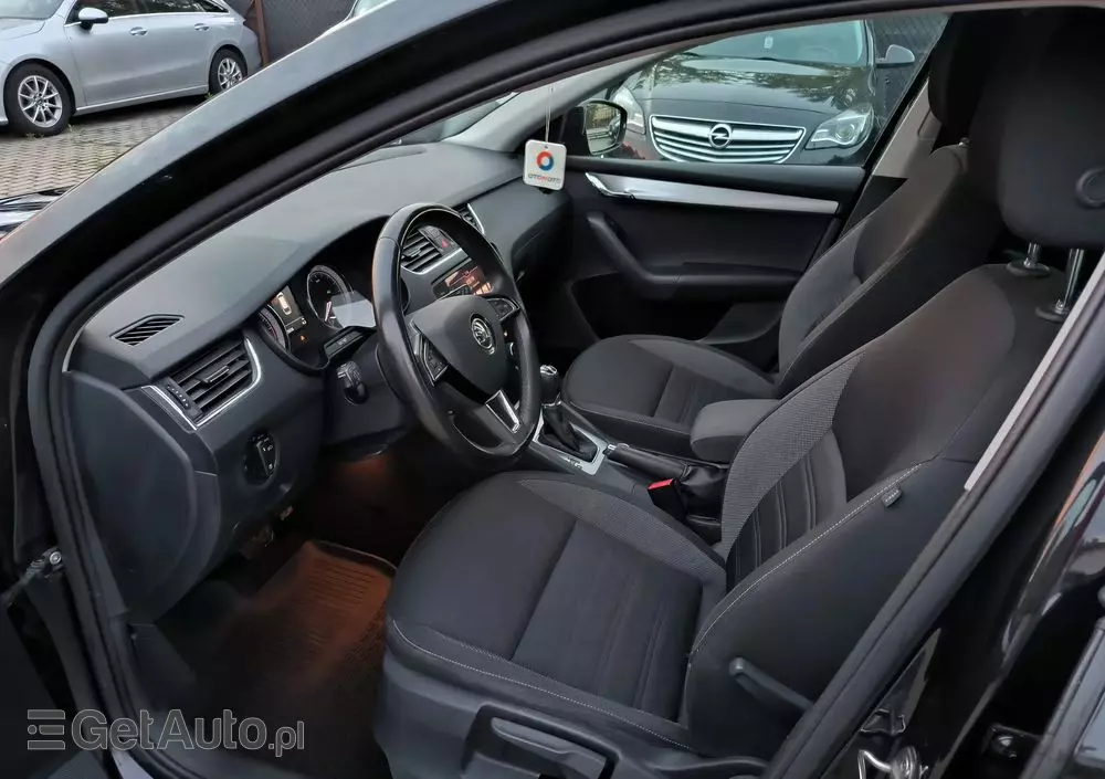 SKODA Octavia Combi 1.6 TDI DSG Premium Edition