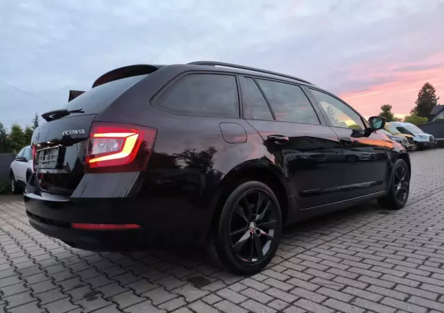 SKODA Octavia Combi 1.6 TDI DSG Premium Edition