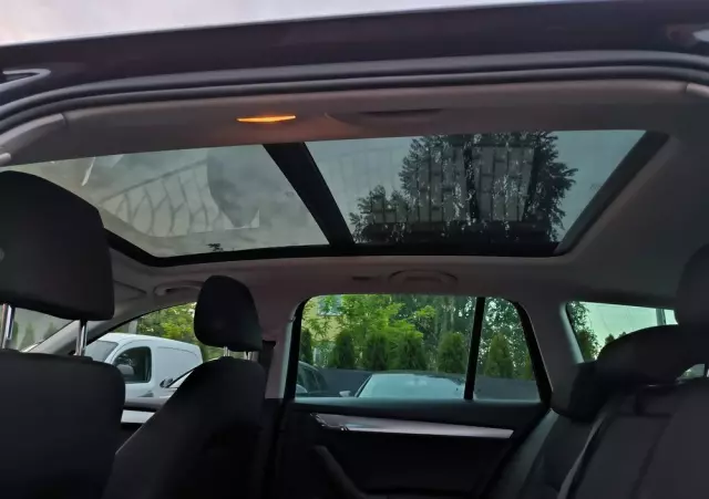 SKODA Octavia Combi 1.6 TDI DSG Premium Edition