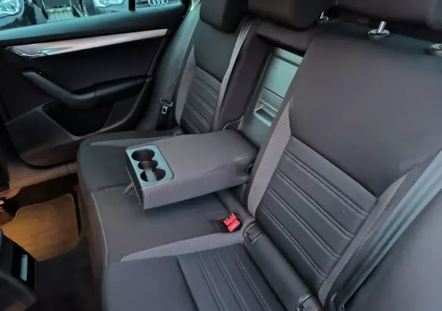 SKODA Octavia Combi 1.6 TDI DSG Premium Edition