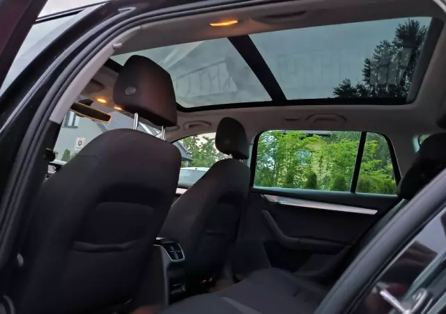 SKODA Octavia Combi 1.6 TDI DSG Premium Edition