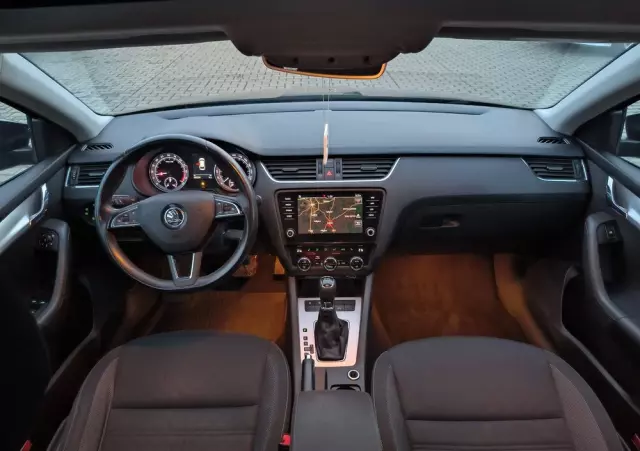 SKODA Octavia Combi 1.6 TDI DSG Premium Edition