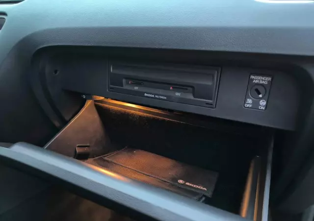 SKODA Octavia Combi 1.6 TDI DSG Premium Edition