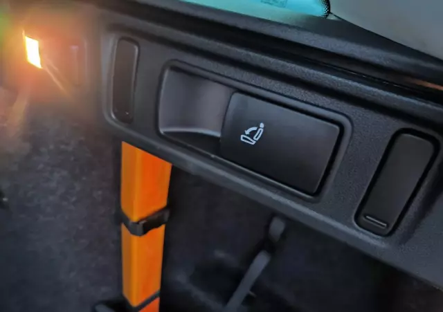 SKODA Octavia Combi 1.6 TDI DSG Premium Edition