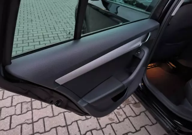 SKODA Octavia Combi 1.6 TDI DSG Premium Edition