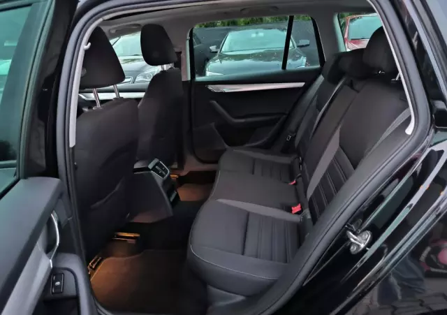 SKODA Octavia Combi 1.6 TDI DSG Premium Edition