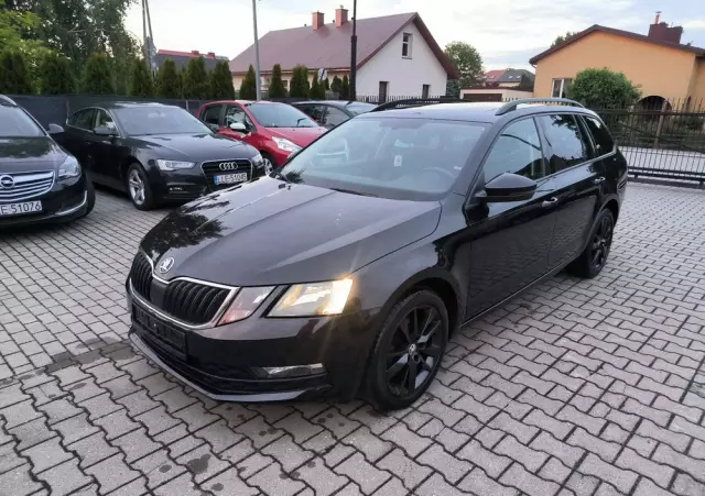 SKODA Octavia Combi 1.6 TDI DSG Premium Edition