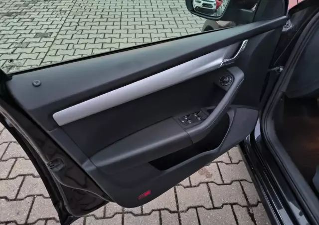 SKODA Octavia Combi 1.6 TDI DSG Premium Edition