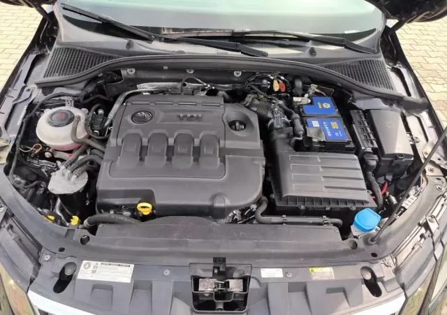 SKODA Octavia Combi 1.6 TDI DSG Premium Edition