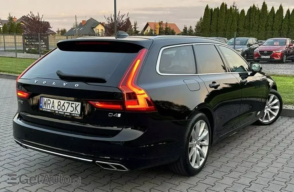 VOLVO V90 
