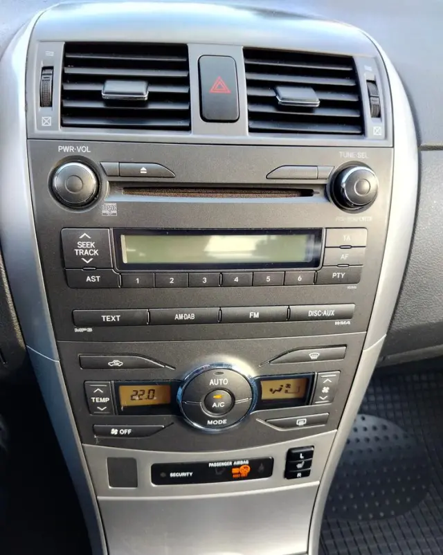 TOYOTA Corolla 1.6 Premium